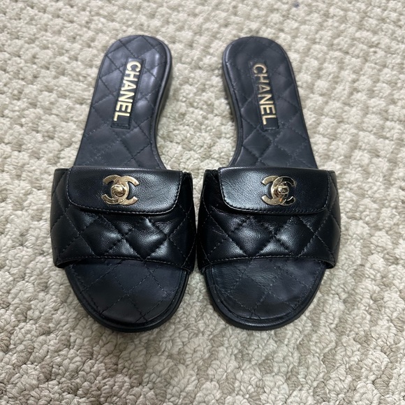 🖤🖤CHANEL 2022 flat slide sandals. Worn a couple times. Excellent condition. - Picture 1 of 4